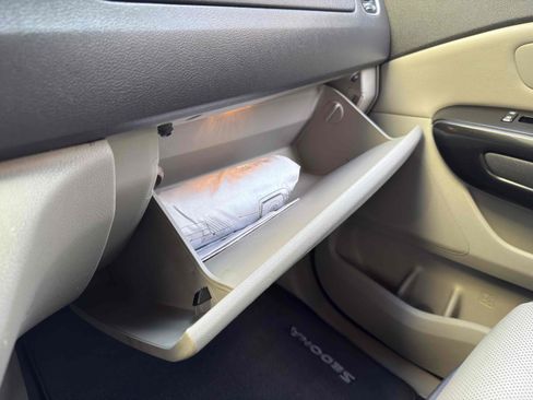 Used 2016 Kia Sedona EX image 45