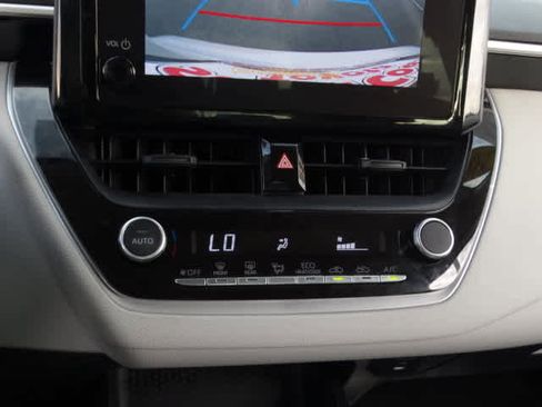 Used 2025 Toyota Corolla LE image 30