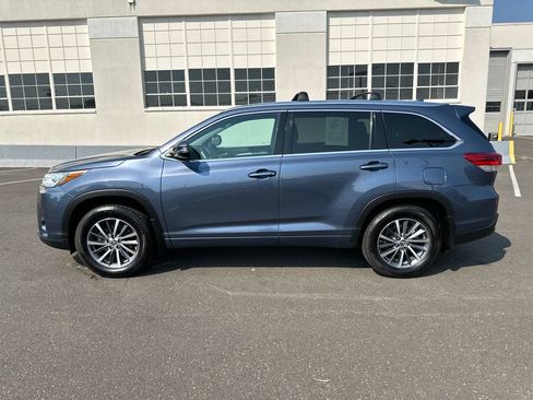 Used 2017 Toyota Highlander XLE AWD/4WD image 3