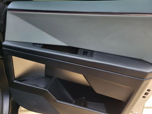 Used 2024 Tesla Cybertruck AWD Crew Cab image 7