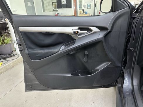 Used 2010 Pontiac Vibe w/ Sun and Wheels Package image 10