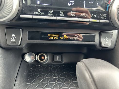 Used 2021 Toyota RAV4 LE AWD/4WD image 29