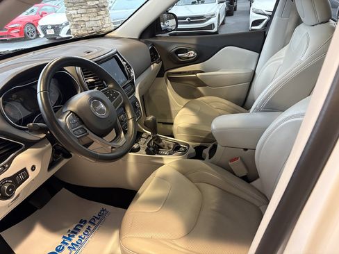 Used 2019 Jeep Cherokee Limited image 2