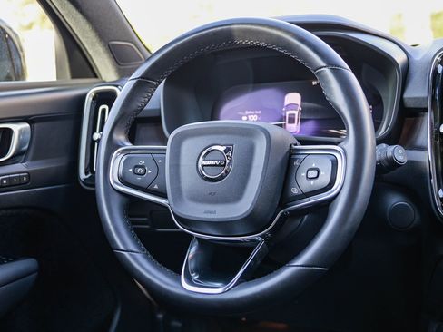 Used 2023 Volvo XC40 Recharge Plus image 16