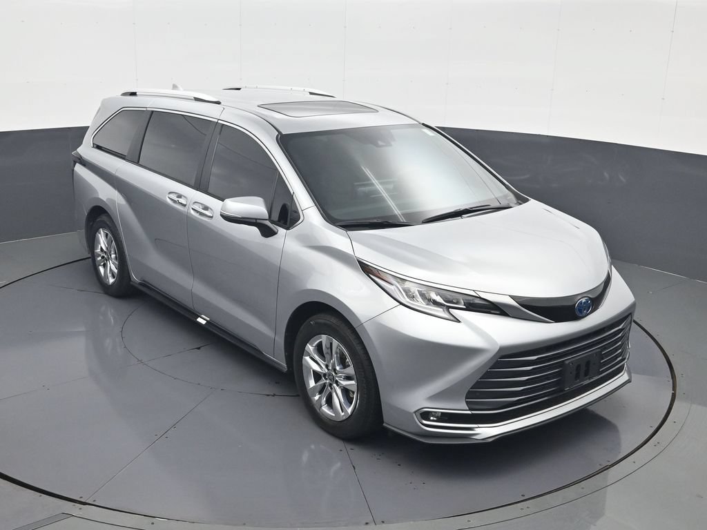 Used 2025 Toyota Sienna Limited AWD/4WD image 17