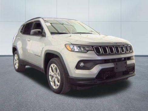 Used 2024 Jeep Compass Latitude w/ Convenience Group image 2
