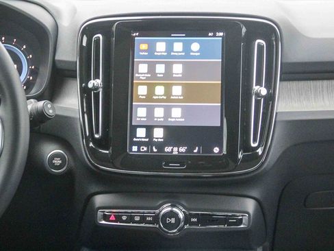 Used 2025 Volvo XC40 B5 Plus image 15