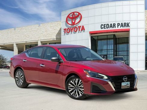 Used 2025 Nissan Altima 2.5 SV FWD image 1