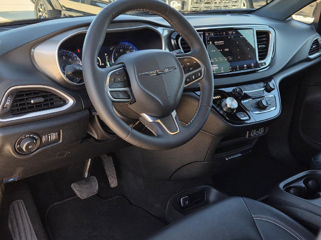 Used 2025 Chrysler Pacifica Select FWD image 15