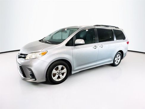 Used 2018 Toyota Sienna LE FWD image 1