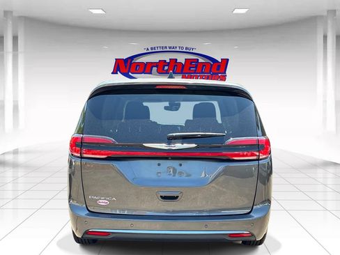 Used 2023 Chrysler Pacifica Touring-L FWD image 6
