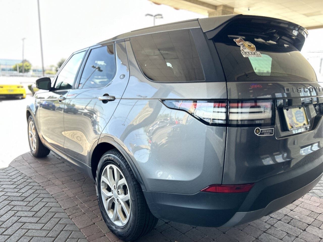 Used 2018 Land Rover Discovery SE AWD/4WD image 11