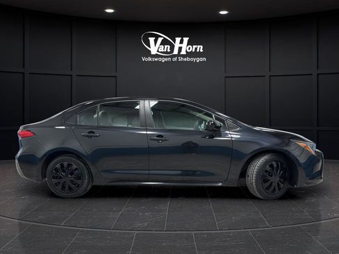 Used 2022 Toyota Corolla LE image 2