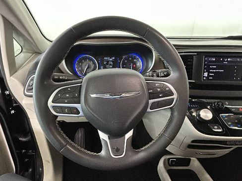 Used 2023 Chrysler Voyager LX FWD image 17