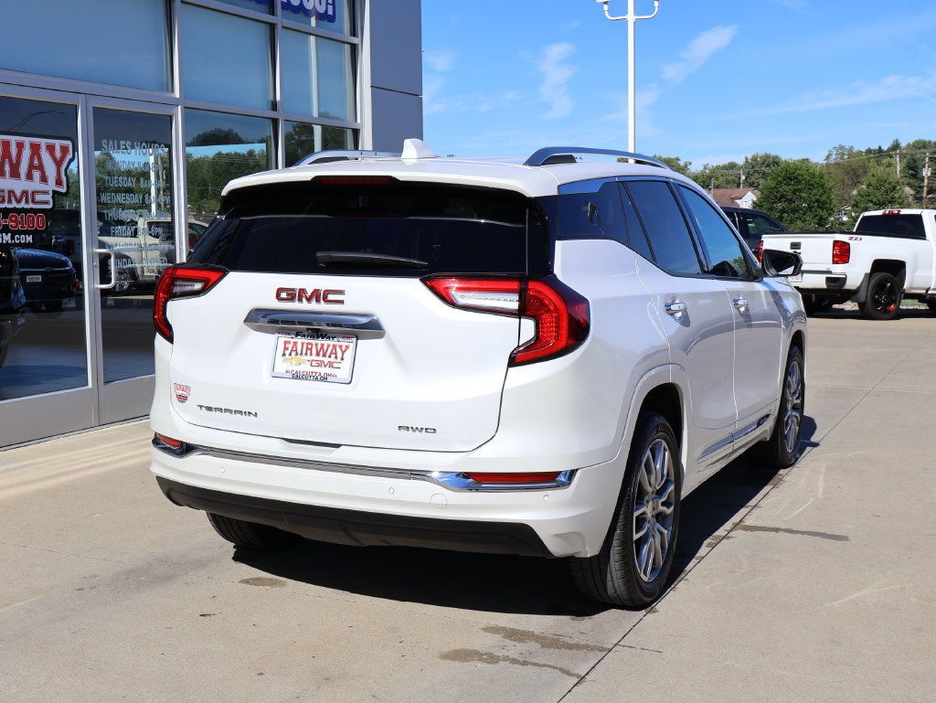 Used 2024 GMC Terrain Denali w/ Denali Premium Package AWD/4WD image 3