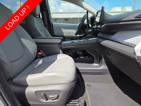 Used 2025 Toyota Sienna XLE FWD image 14