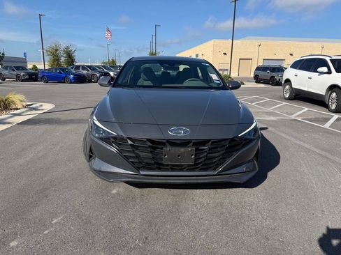 Used 2023 Hyundai Elantra SE w/ Preferred Accessory Package FWD image 2