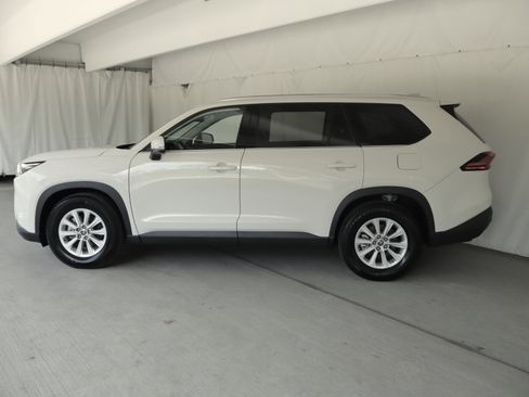 Used 2024 Toyota Grand Highlander AWD image 26