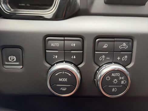Used 2025 GMC Sierra 1500 AT4 w/ AT4 Premium Package AWD/4WD image 10