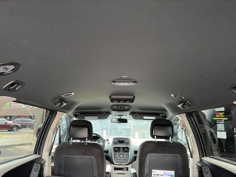 Used 2017 Dodge Grand Caravan SE FWD image 36