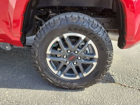 Used 2025 Toyota Tacoma TRD Sport w/ TRD Sport Upgrade Package image 11