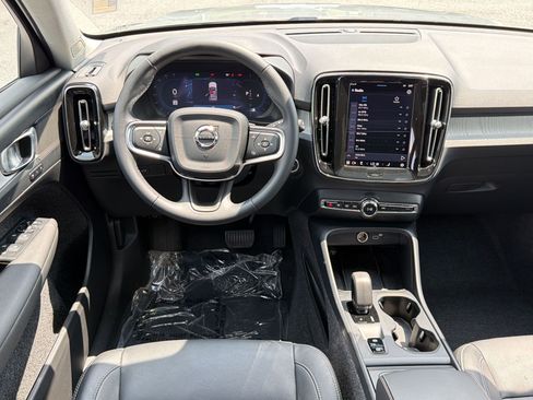 Used 2025 Volvo XC40 B5 Core AWD/4WD image 27