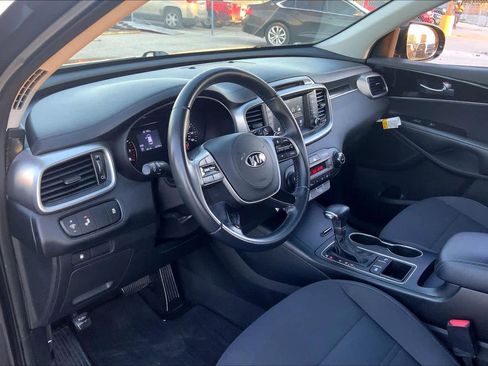 Used 2019 Kia Sorento LX w/ LX Convenience Package image 16