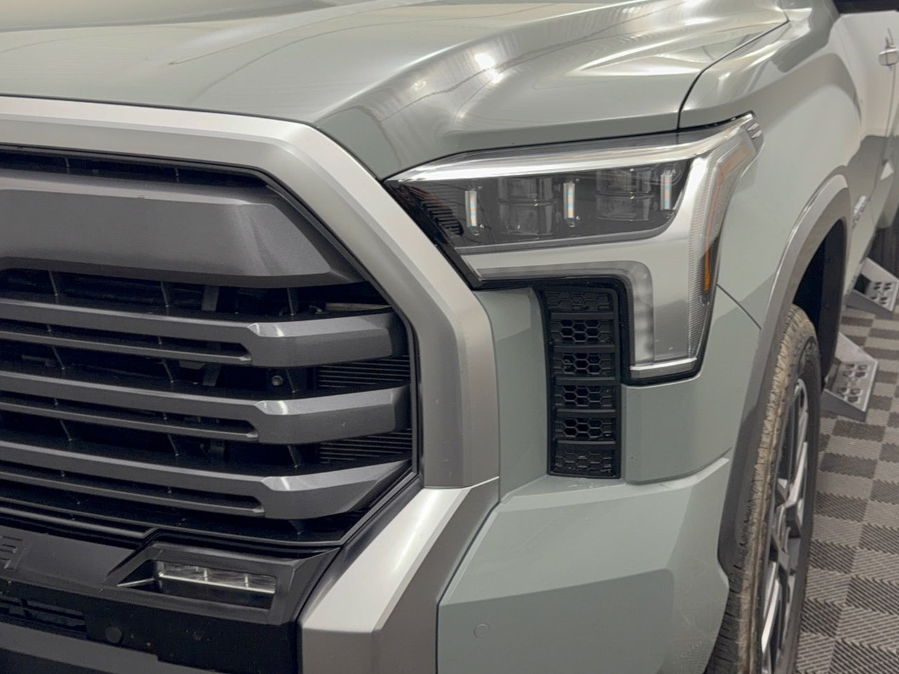 Used 2024 Toyota Tundra Limited AWD/4WD image 12