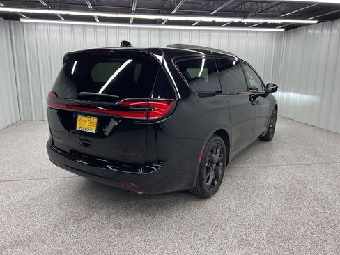 Used 2026 Chrysler Pacifica Limited w/ Uconnect Theater Family Group image 6