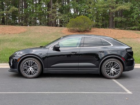 Used 2025 Porsche Macan Electric RWD image 2