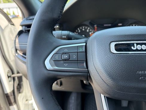 Used 2023 Jeep Compass Latitude w/ Sun and Sound Group AWD/4WD image 16