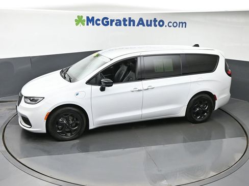 Used 2024 Chrysler Pacifica Select image 18