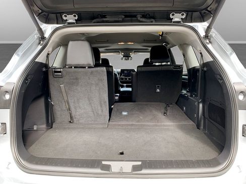 Used 2024 Toyota Highlander XLE AWD/4WD image 13