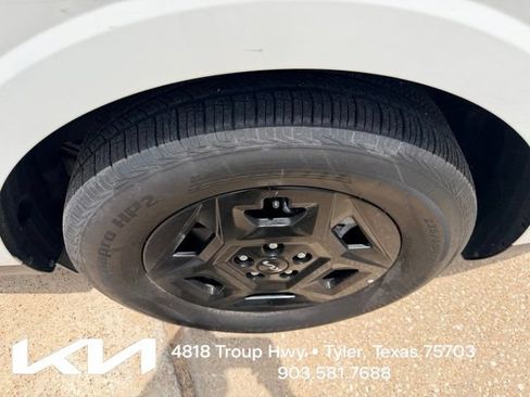 Used 2025 Kia Carnival FWD image 7