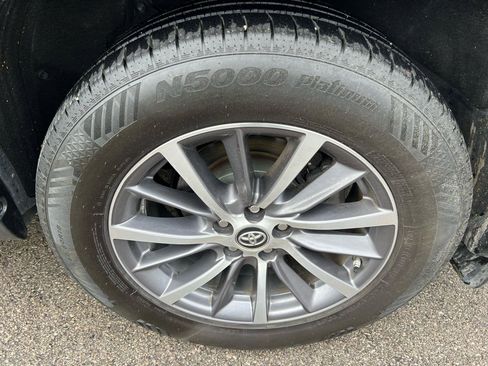 Used 2019 Toyota Highlander XLE AWD/4WD image 4