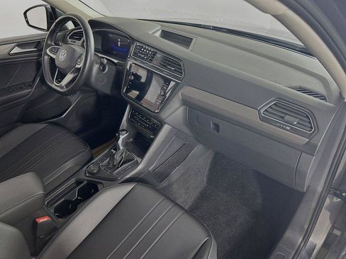 Certified 2024 Volkswagen Tiguan SE w/ Panoramic Sunroof Package AWD/4WD image 29