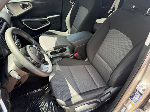 Used 2025 Kia Soul LX w/ LX Technology Package FWD image 34