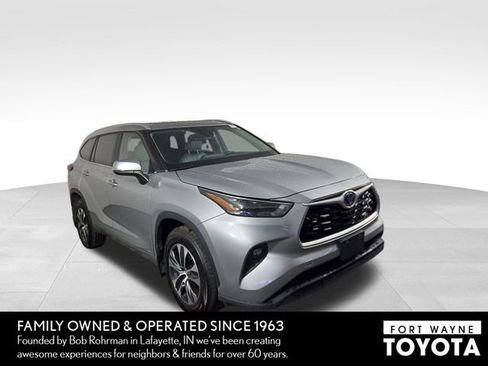 Used 2024 Toyota Highlander XLE AWD/4WD image 4