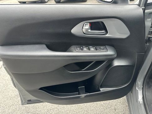 Certified 2023 Chrysler Pacifica Touring FWD image 8