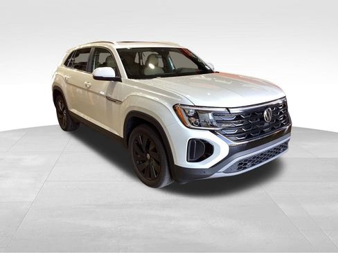 Used 2025 Volkswagen Atlas Cross Sport SE w/ Panoramic Sunroof Package image 3