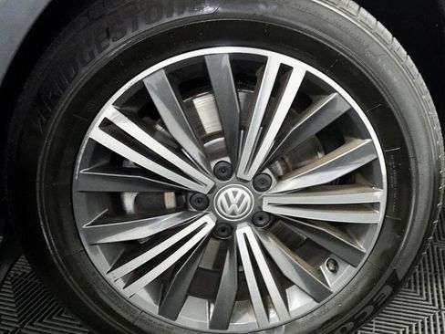 Used 2018 Volkswagen Tiguan SEL image 3