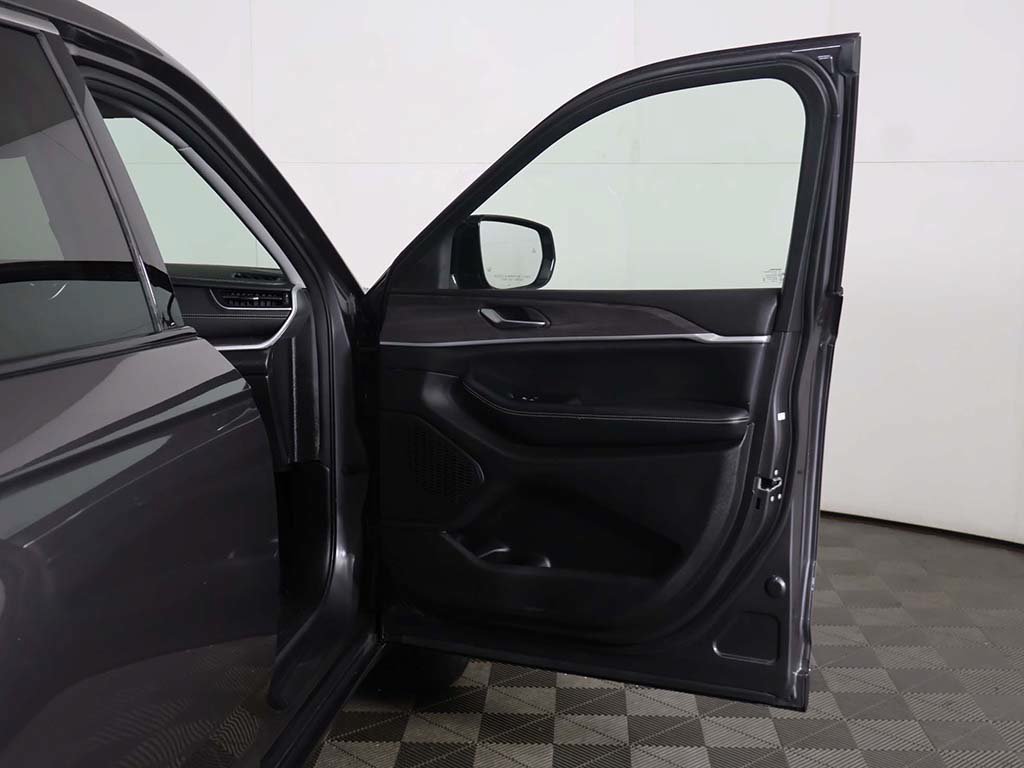 Used 2023 Jeep Grand Cherokee L Limited AWD/4WD image 22