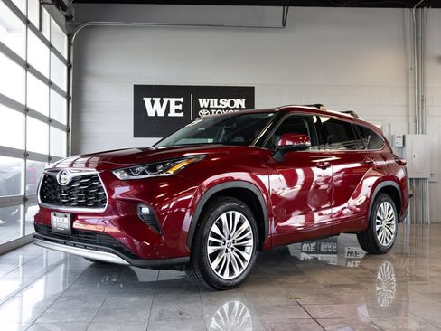 Used 2023 Toyota Highlander Platinum FWD image 2
