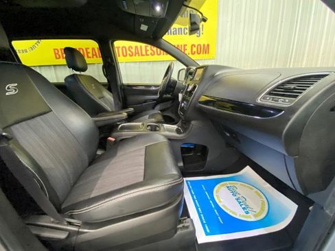 Used 2015 Chrysler Town & Country S image 11