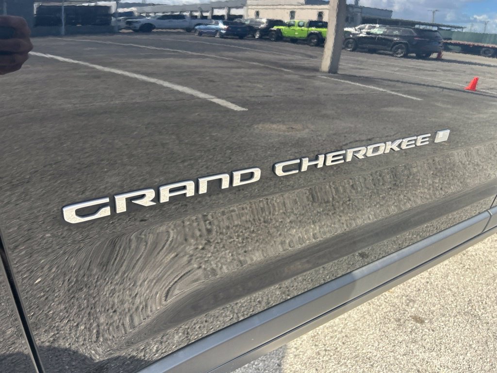 Used 2023 Jeep Grand Cherokee Laredo w/ Luxury Tech Group I RWD image 20
