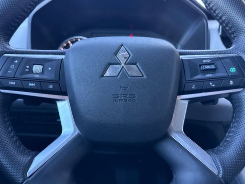 Used 2025 Mitsubishi Outlander SE image 26