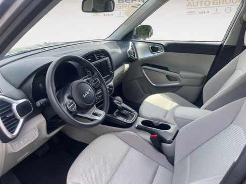 Used 2025 Kia Soul LX w/ LX Technology Package FWD image 9