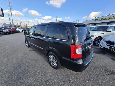 Used 2014 Chrysler Town & Country Touring-L w/ Driver Convenience Group image 59