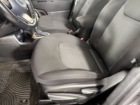 Used 2017 Jeep Renegade Latitude w/ Cold Weather Group AWD/4WD image 11