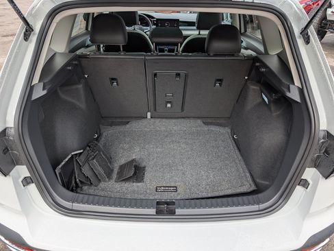 Used 2025 Volkswagen Taos SE w/ Panoramic Sunroof Package FWD image 19